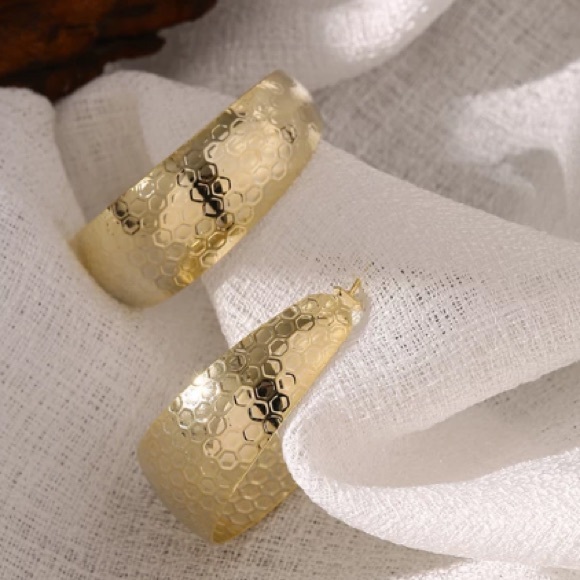 18K gold plated hoop texture earrings - Picture 6 of 7